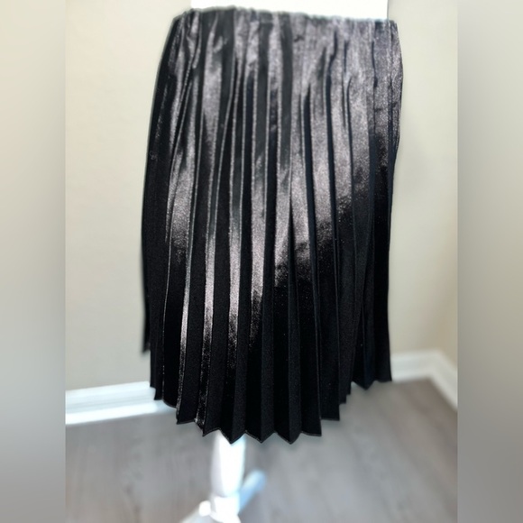 Lulus Dresses & Skirts - Lulus ‘Feeling Snazzy’ Black Satin Pleated Mini Skirt, NWT